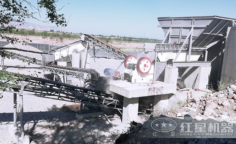 時(shí)產(chǎn)300噸的破碎制砂生產(chǎn)線中的顎式破碎機(jī)