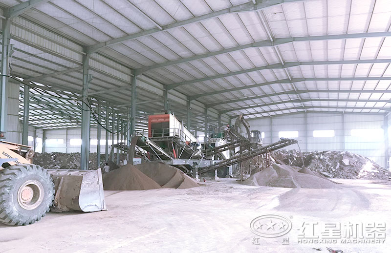 移動制砂機生產(chǎn)瓜米石制沙現(xiàn)場
