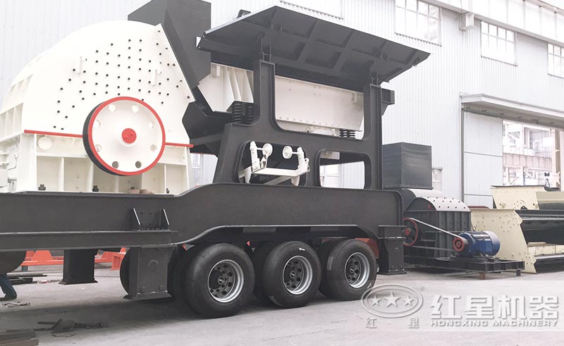 廠區(qū)擺放的剛完工的錘式移動破碎機