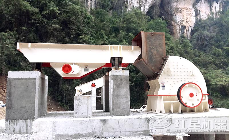 四川煤矸石破碎生產(chǎn)線正在安裝中