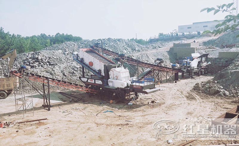 移動式的時產100噸的碎石生產線現場 移動式的時產100噸的碎石生產線現場