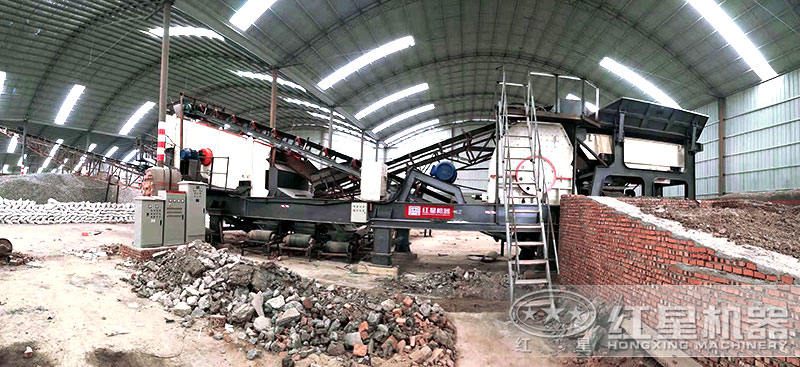 移動錘式破碎機(jī)作業(yè)現(xiàn)場