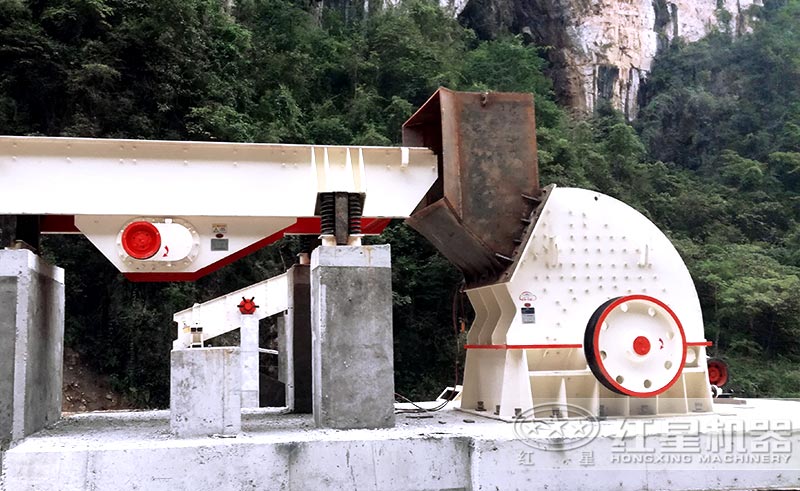 錘式石頭破碎機(jī)安裝現(xiàn)場