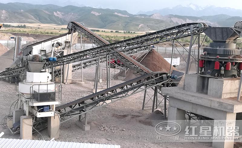 時(shí)產(chǎn)300噸的破碎制砂生產(chǎn)線中的沖擊式破碎機(jī)以及圓錐式破碎機(jī)