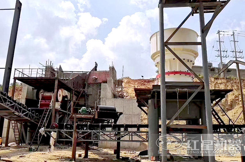 顎式破碎機(jī)與圓錐破現(xiàn)場