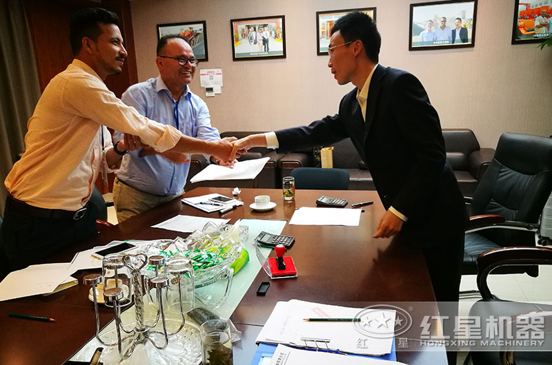 紅星與用戶簽約現(xiàn)場