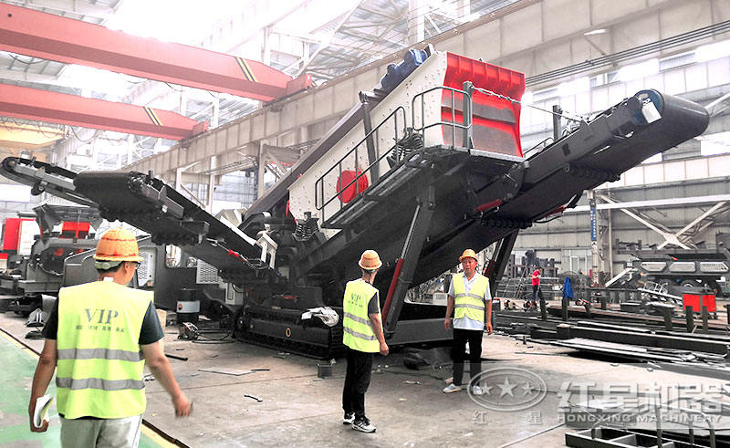 紅星機(jī)器客戶參觀移動(dòng)破碎機(jī)