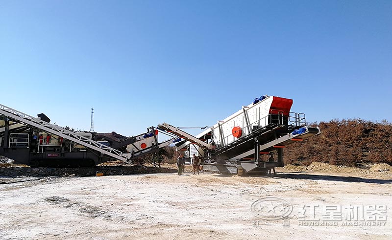 移動(dòng)破碎機(jī)組合生產(chǎn)現(xiàn)場(chǎng)