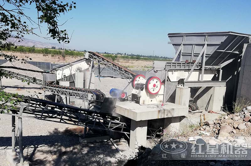 小型石子破碎現(xiàn)場(chǎng)