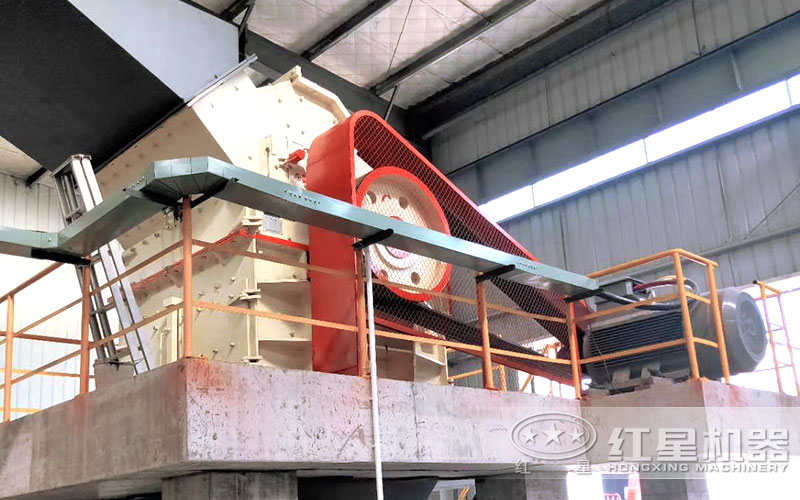 細(xì)碎機(jī)制砂生產(chǎn)現(xiàn)場