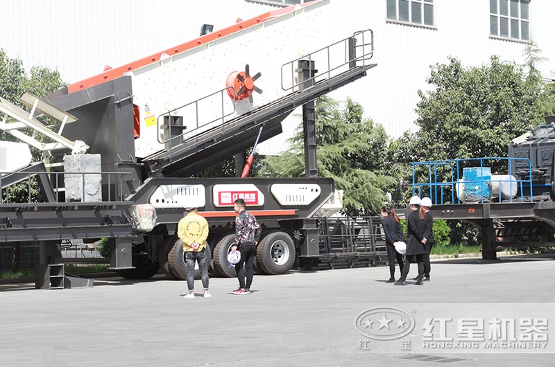 用戶來廠參觀移動(dòng)式制砂機(jī)