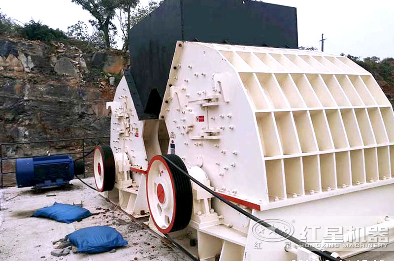 錘式破碎機(jī)現(xiàn)場(chǎng)