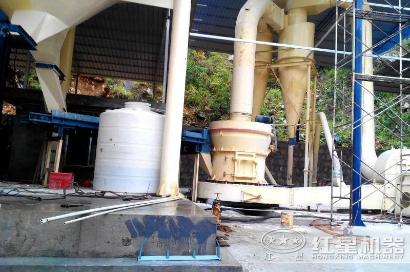 磨粉機(jī)作業(yè)現(xiàn)場(chǎng) 磨粉機(jī)作業(yè)現(xiàn)場(chǎng)