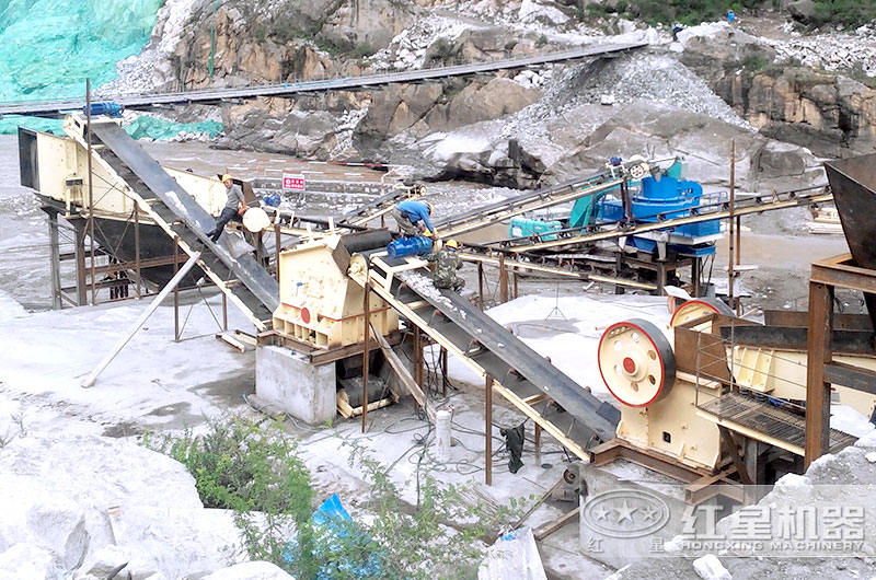 中等軟性石料制砂現(xiàn)場