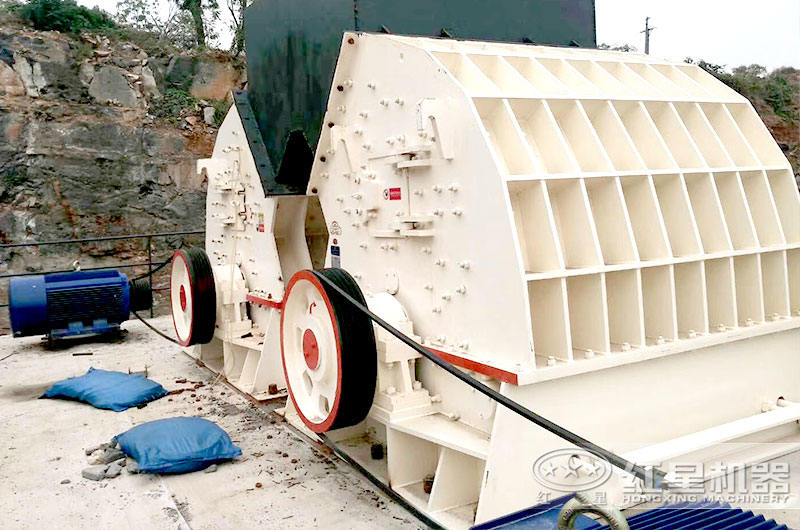 2臺(tái)大型錘式破碎機(jī)