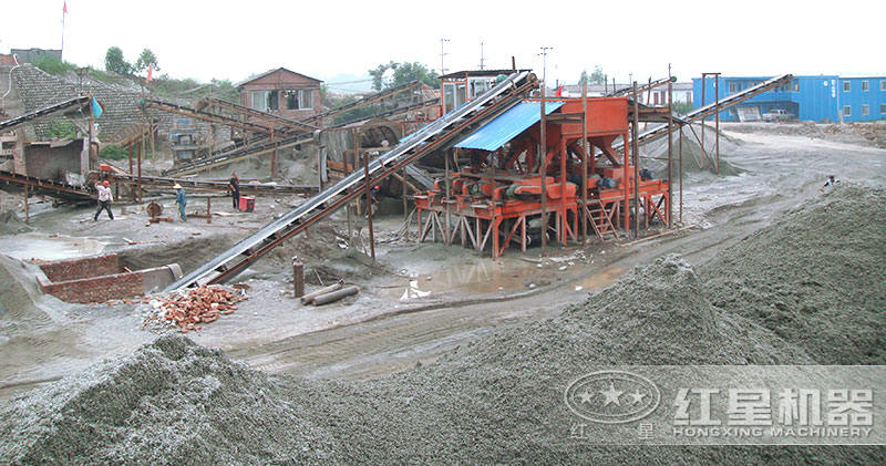 對(duì)輥制砂機(jī)作業(yè)現(xiàn)場(chǎng)