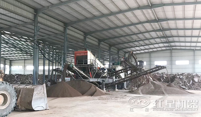 小型流動(dòng)制砂機(jī)現(xiàn)場(chǎng)作業(yè)