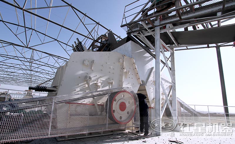 紅星1010反擊式破碎機(jī)安裝現(xiàn)場 紅星1010反擊式破碎機(jī)安裝現(xiàn)場