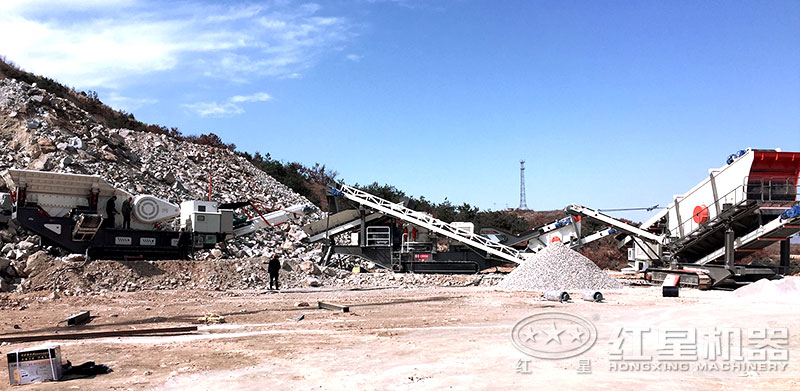 2臺履帶流動碎石機加工石料現(xiàn)場