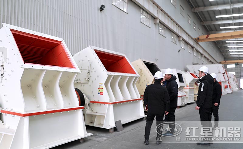 客戶來廠考察重錘式破碎機