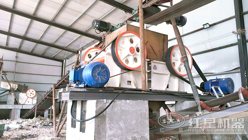 小型顎式粉碎機客戶現(xiàn)場一