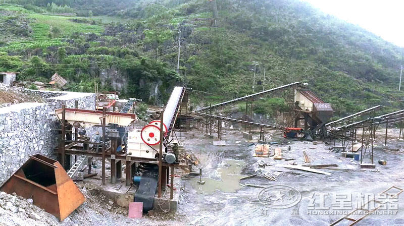 小型顎式粉碎機客戶現(xiàn)場二