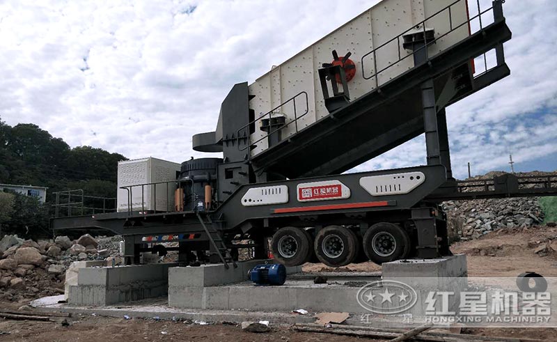 輪胎式建筑垃圾處理設(shè)備正在安裝中