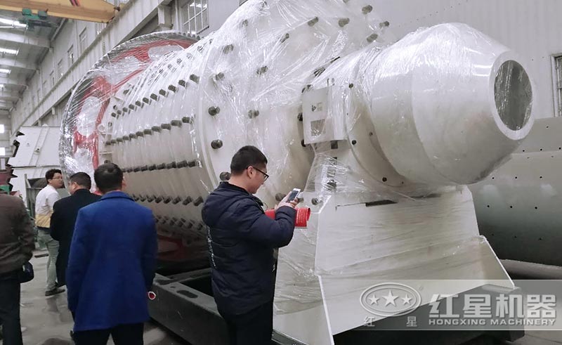 客戶來(lái)廠考察球磨機(jī) 客戶來(lái)廠考察球磨機(jī)