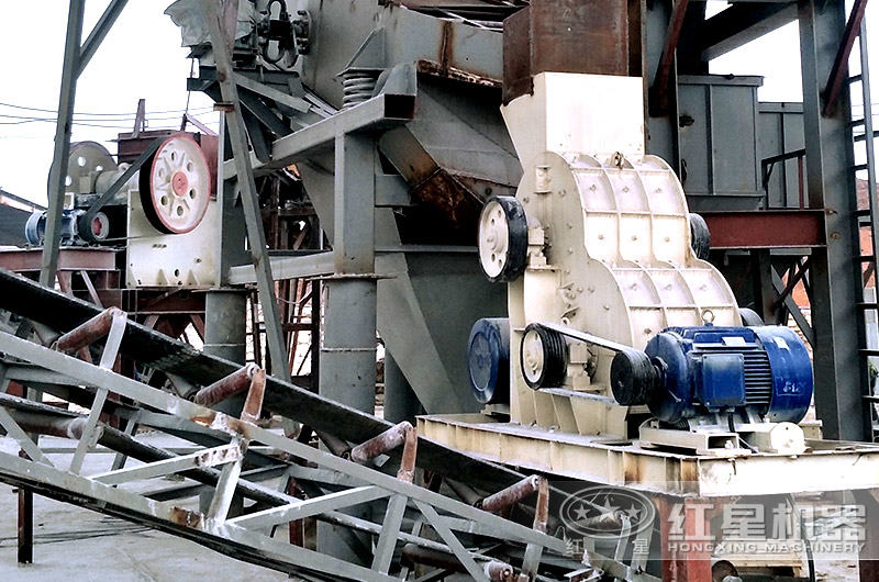 雙極粉碎機(jī)現(xiàn)場作業(yè)