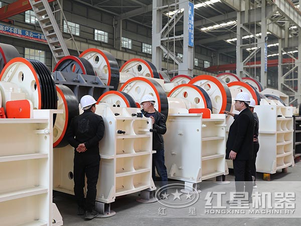 客戶來(lái)廠考察顎式破碎機(jī)中