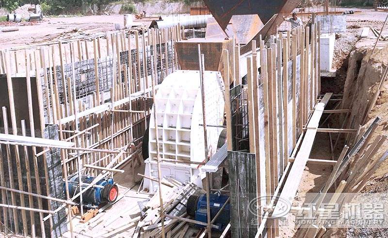 大型碎石場生產(chǎn)線設(shè)備錘式破碎機現(xiàn)場安裝中