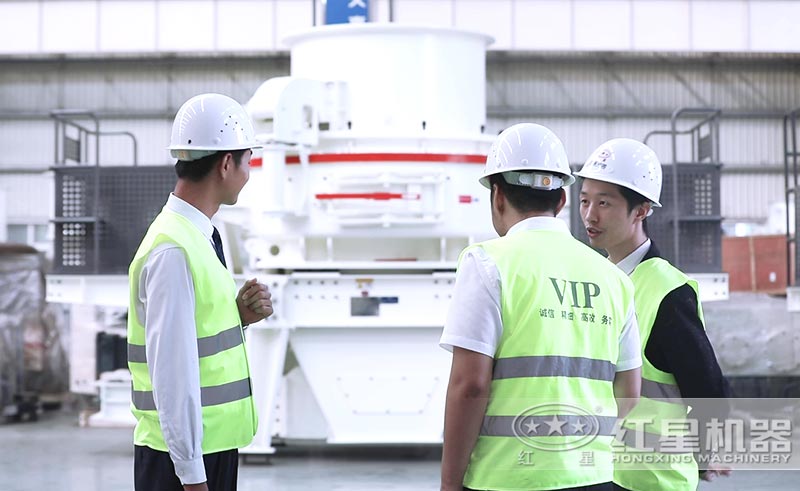 客戶來廠考察制砂機(jī)，工程師跟蹤講解