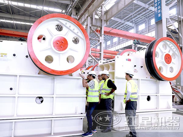 客戶前來參觀考察顎式破碎機設(shè)備 客戶前來參觀考察顎式破碎機設(shè)備