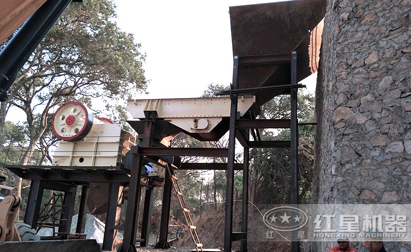 砂石生產(chǎn)線設(shè)備安裝中 砂石生產(chǎn)線設(shè)備安裝中