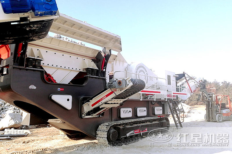 小型履帶式移動顎式破碎站現場 小型履帶式移動顎式破碎站現場