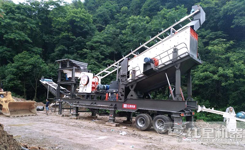 移動碎石機現(xiàn)場