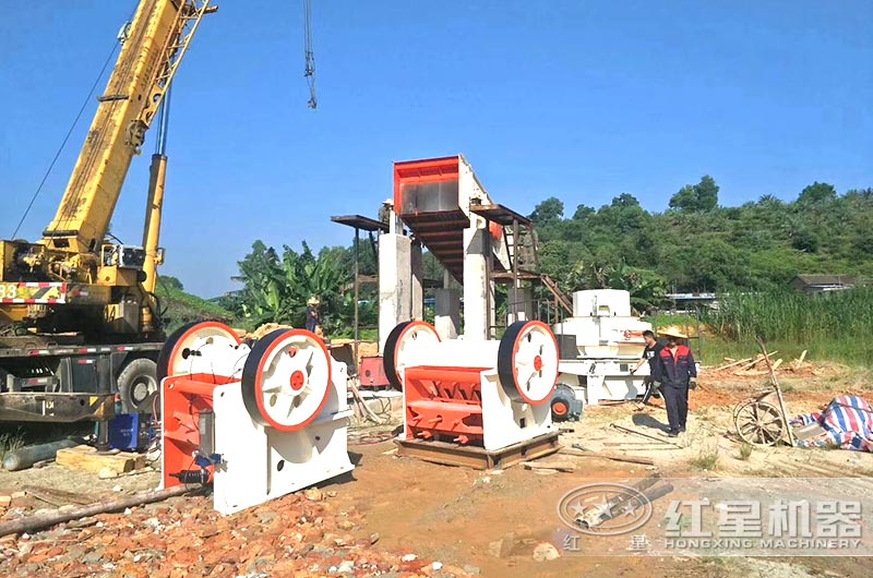 顎式破碎機(jī)安裝現(xiàn)場(chǎng)