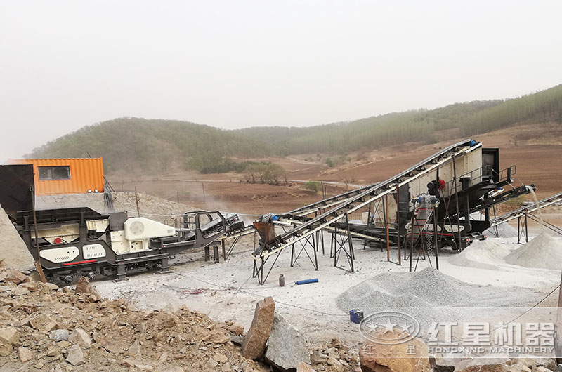 小型移動(dòng)破碎沙石機(jī)生產(chǎn)現(xiàn)場(chǎng)