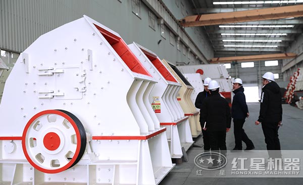 客戶來紅星現(xiàn)場考察錘式打砂機(jī)設(shè)備 客戶來紅星現(xiàn)場考察錘式打砂機(jī)設(shè)備
