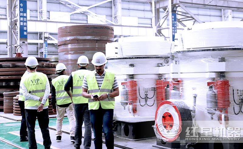 客戶來(lái)紅星考察石子破碎機(jī)