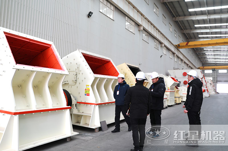 用戶(hù)參觀重錘式破碎機(jī)