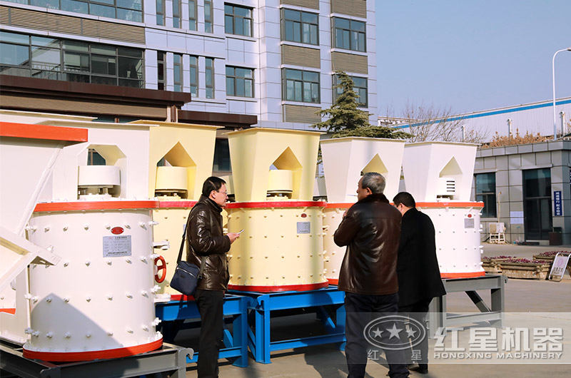 立式復(fù)合破碎機(jī)用戶參觀圖