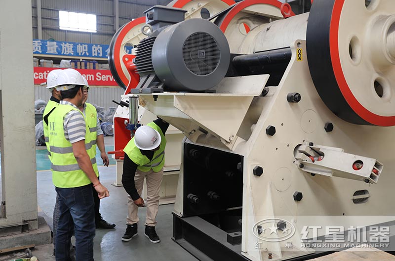 大型顎式碎石機(jī)