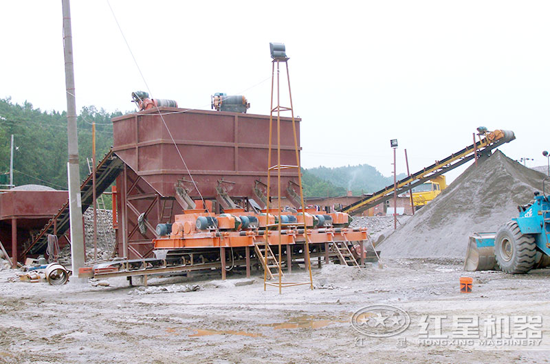 對輥式破碎機現(xiàn)場圖