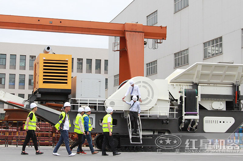 用戶(hù)來(lái)參觀履帶移動(dòng)制砂