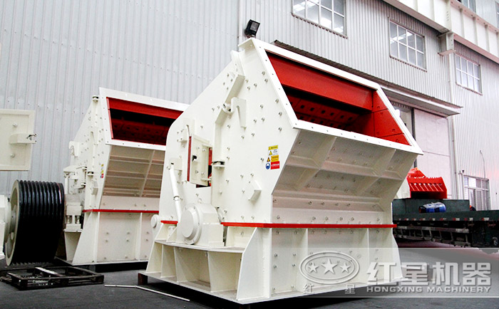 反擊式破碎機(jī)車(chē)間照 反擊式破碎機(jī)車(chē)間照