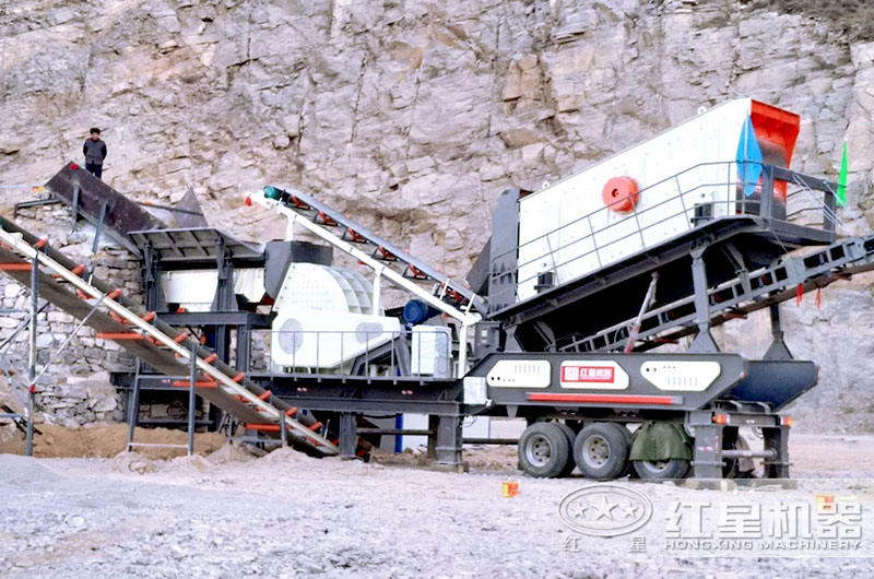 移動(dòng)礦山粉碎機(jī)現(xiàn)場(chǎng)
