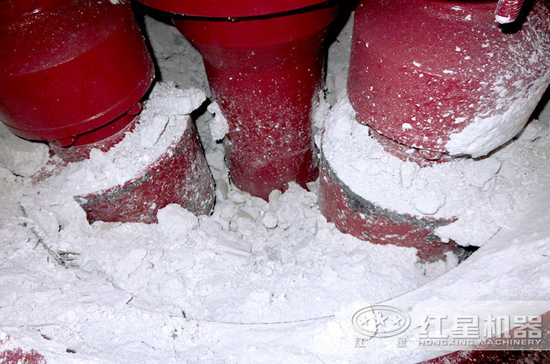 雷蒙磨粉機(jī)磨料實(shí)拍