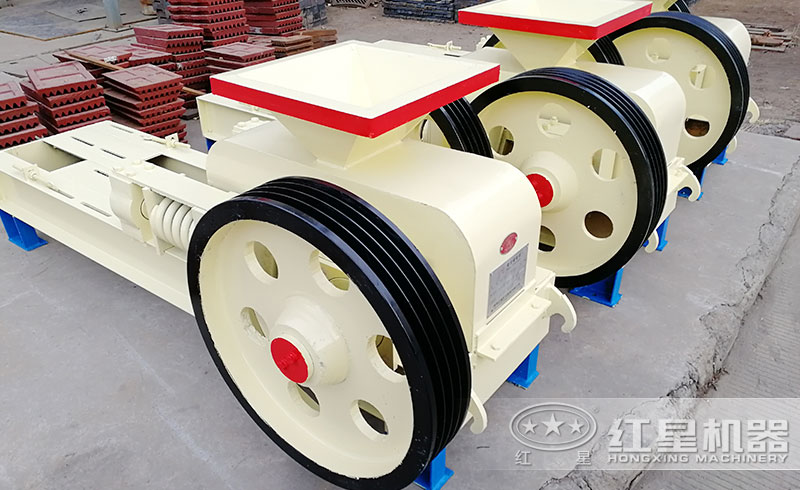 小型雙輥式破碎機(jī) 小型雙輥式破碎機(jī)