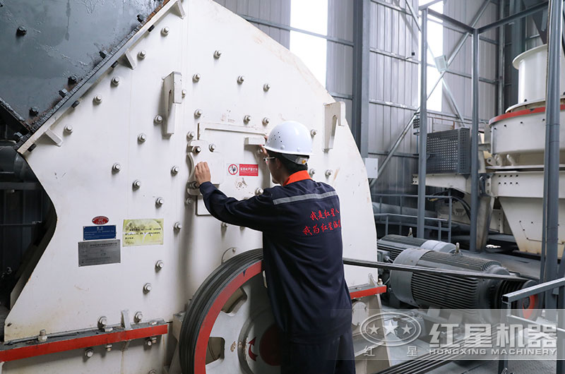 紅星機(jī)器錘式破碎機(jī)生產(chǎn)現(xiàn)場(chǎng)